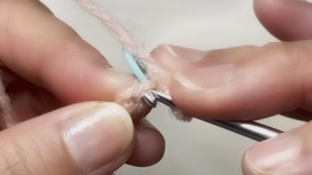 細編みで目にかぎ針を入れているところ