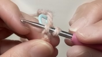 細編みで目にかぎ針を入れたところ