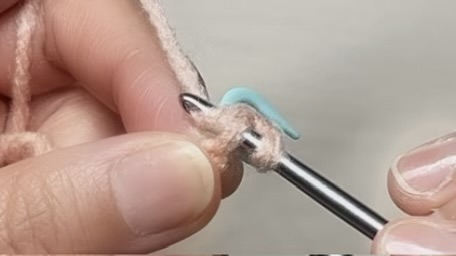 細編みで糸を引っ掛けて裏山から引き抜くところ