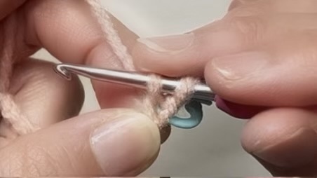 細編みで糸をかけて引き出した状態