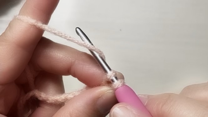 細編みで針の頭を下に向けて糸の下に針を持っていくところ