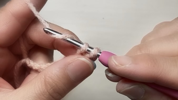 細編みで針の頭に糸を引っ掛けているところ