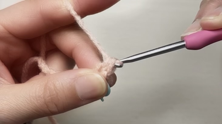 細編みで2本のループを一度に引き抜くところ