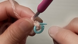 細編みの1目目にマーカーを付けているところ