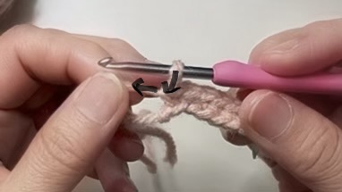 細編みの途中で抜けた針を正しい向きで戻す方法