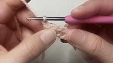 細編みの段終わりで立ち上がり1目を編んだところ