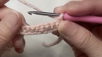 細編みの編み地を裏返して次の段に進むところ