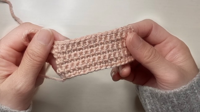 細編みの往復編みを7段編んだきれいな編み地