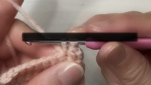 細編みの途中でかぎ針をまっすぐ入れる位置の説明