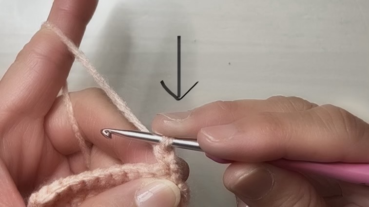 細編みのループを中指で押さえて目を安定させるコツ