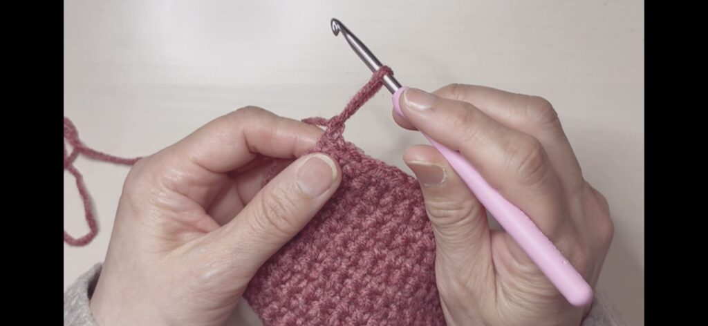 編み終わりの糸を切った後の糸を引き出す画像