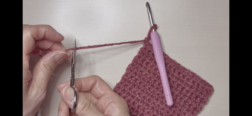 編み終わりの糸の切る位置の画像