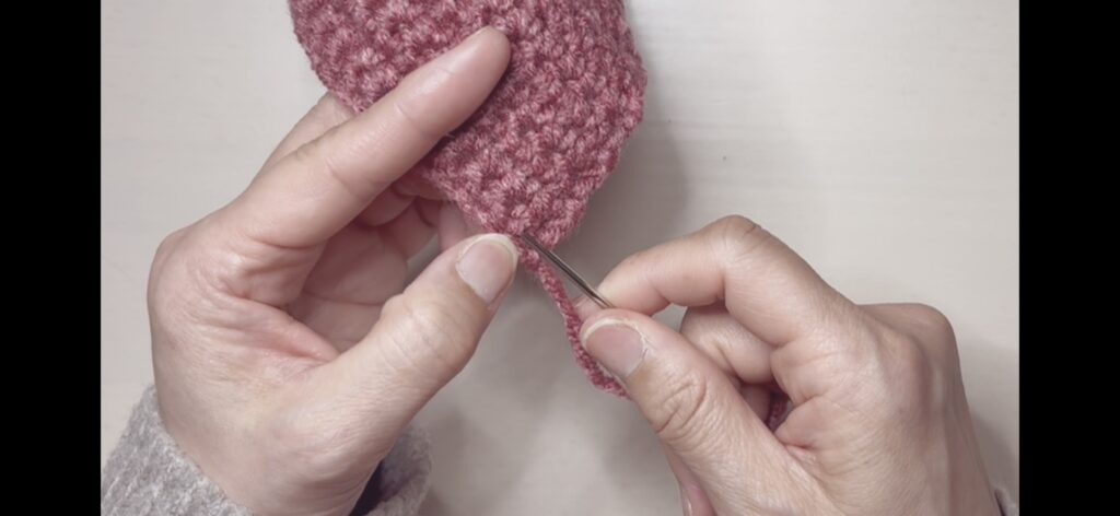 編み終わった後の糸始末、最初に針の入れる場所