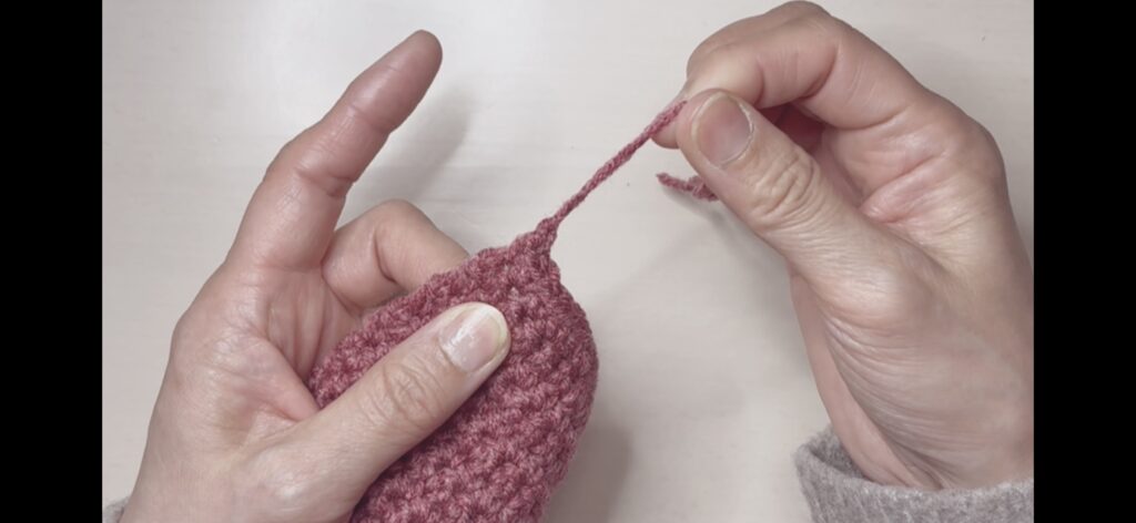 編み終わりの糸を引き締める画像