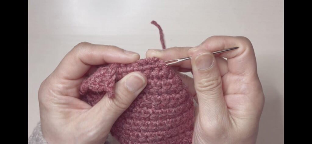 糸始末の時の針をまとめて入れて、いっぺんに引き出す画像。