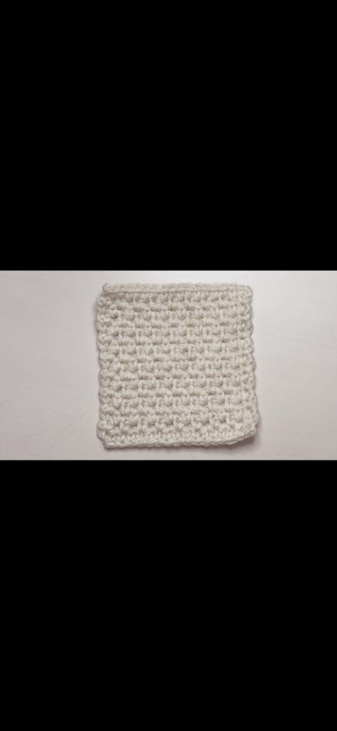 よね編みのコースターの全体画像。編み目が見やすいように