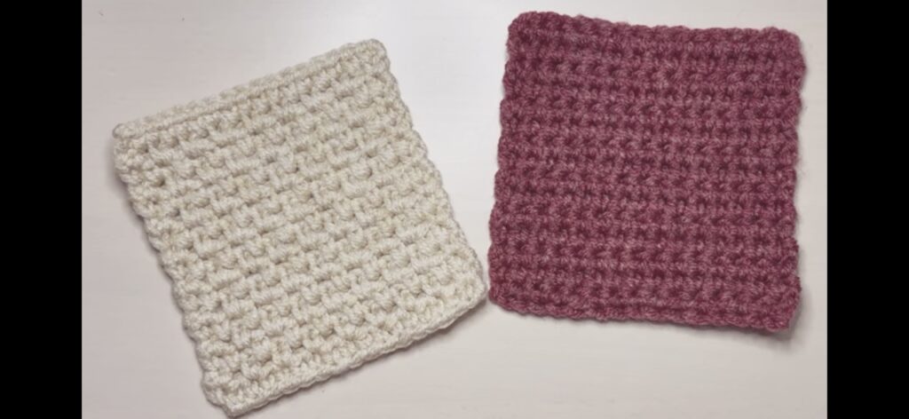 細編みの往復編み、細編みのよね編みのコースター２枚、完成画像