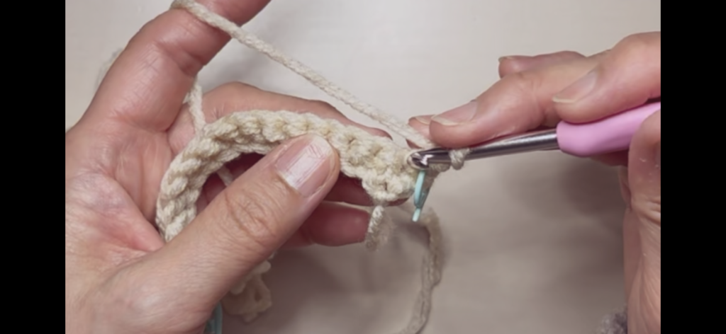 よね編みのコースターの2段目の編み方。目を一目飛ばす説明画像